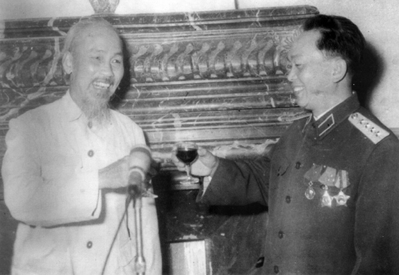 Chủ tịch Hồ Chí Minh và Đại tướng Võ Nguyên Giáp tại buổi chiêu đãi kỷ niệm ngày thành lập Quân đội nhân dân Việt Nam ngày 22-12-1958