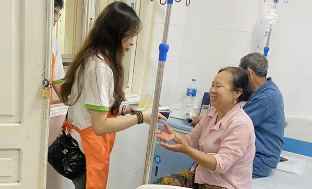 Sinh viên Trường Đại học Intracom và CLB Cơm 5000 Hà Nội trao 30 suất "Cơm Chủ nhật" yêu thương tại Bệnh viện Thanh Nhàn 3 com chu nhat 2