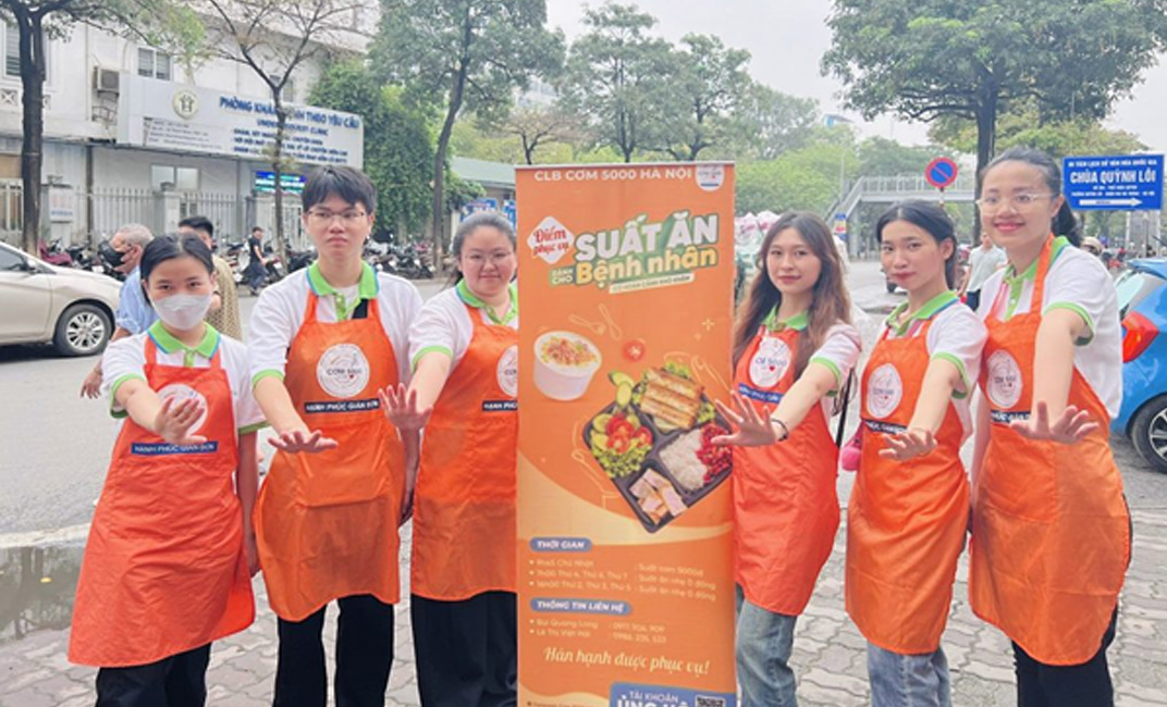 Sinh viên Trường Đại học Intracom và CLB Cơm 5000 Hà Nội trao 30 suất "Cơm Chủ nhật" yêu thương tại Bệnh viện Thanh Nhàn 2 com chu nhat 3