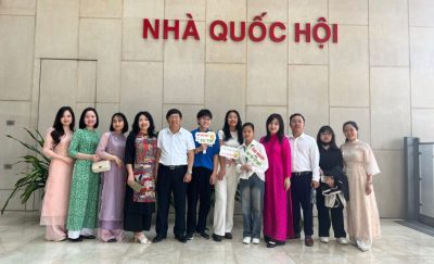 Sinh viên IntracomUni thăm quan Tòa nhà Quốc hội và Nhà sàn Bác Hồ
