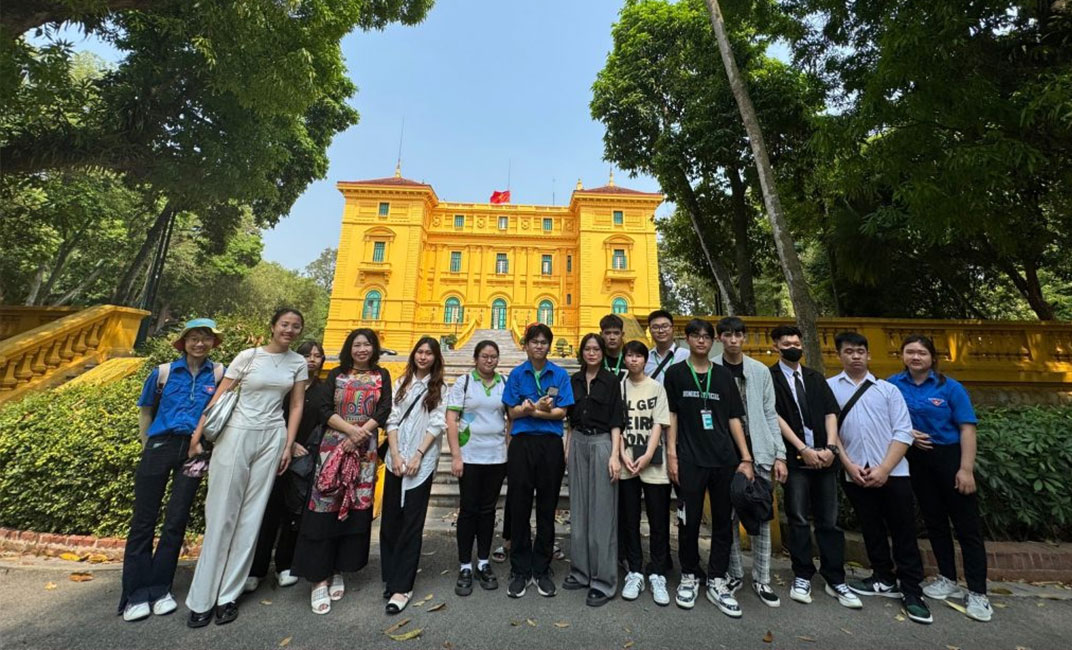 Hành trình tham quan Tòa nhà Quốc hội Việt Nam và Phủ Chủ tịch: Trải nghiệm ý nghĩa của sinh viên Intracom University 5 Sinh viên