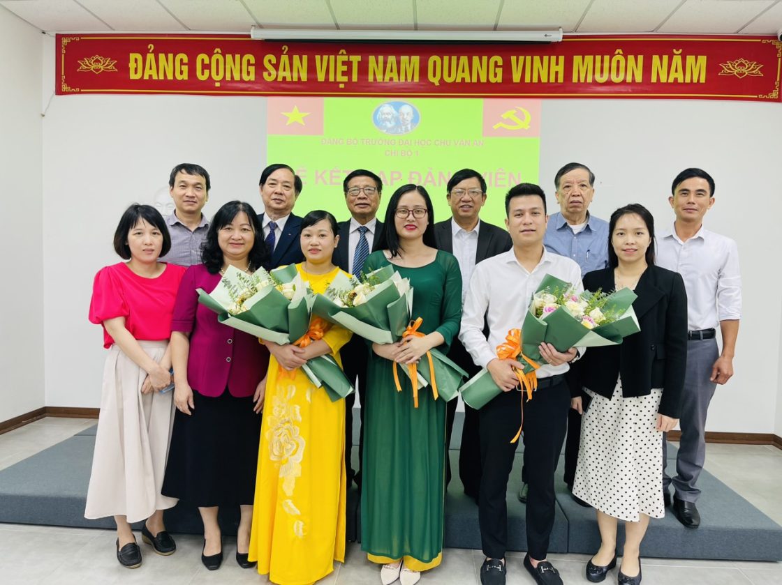 Trường Đại học Intracom tổ chức Lễ kết nạp Đảng viên mới 1 anh tap the
