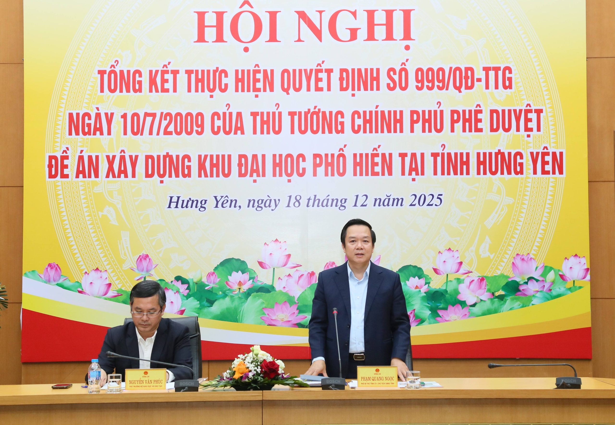 Chương trình Hội nghị Tổng kết thực hiện Quyết định số 999/QĐ-TTG ngày 10/7/2009 của Thủ tướng Chính phủ phê duyệt Đề án xây dựng Khu Đại học Phố Hiến tại tỉnh Hưng Yên 2 Dong chi Pho Bi thu Tinh uy Chu tich UBND tinh Pham Quang Ngoc scaled