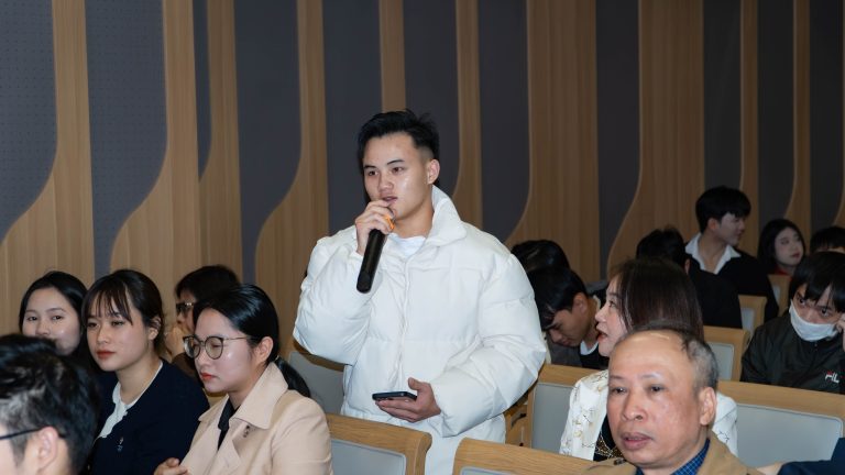 Dùng AI trong học tập thế nào để học sinh không lười suy nghĩ?