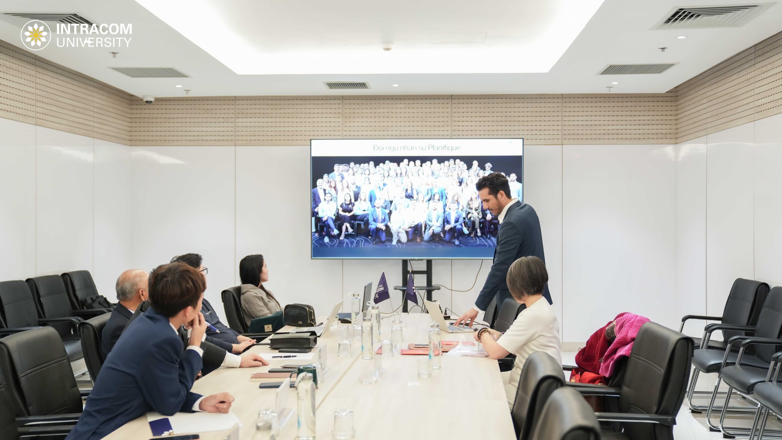 Trường Đại học Intracom mở rộng hợp tác toàn cầu với định chế tài chính uy tín từ Thụy Sĩ 1 DSC01064 11zon scaled