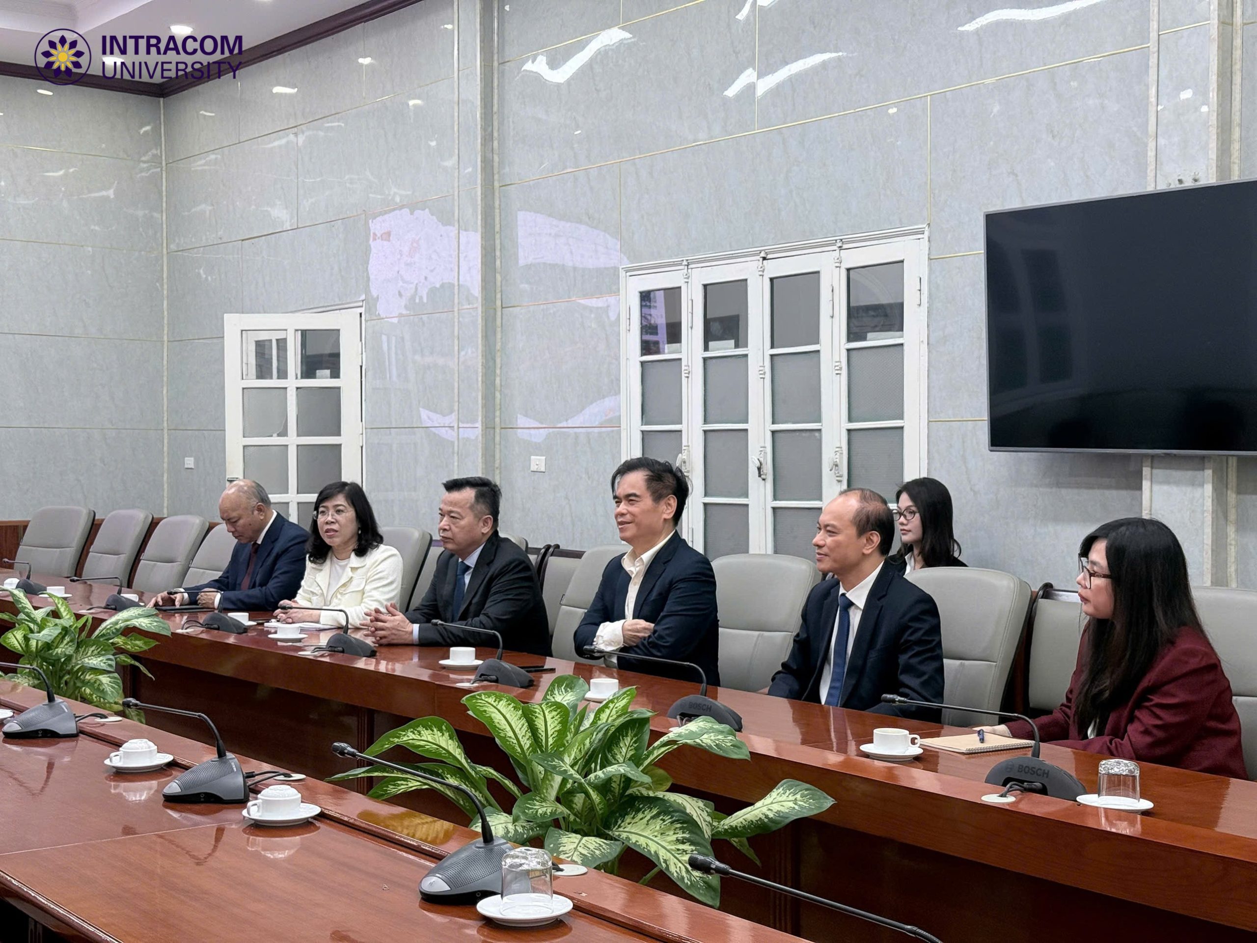 Trường Đại học Intracom chúc tết Sở Giáo dục và Đào tạo thành phố Hà Nội: Đẩy mạnh hợp tác giáo dục và hướng nghiệp năm 2026 3 z7565607672535 b163eb3dba212889d740d4f939047818 11zon scaled