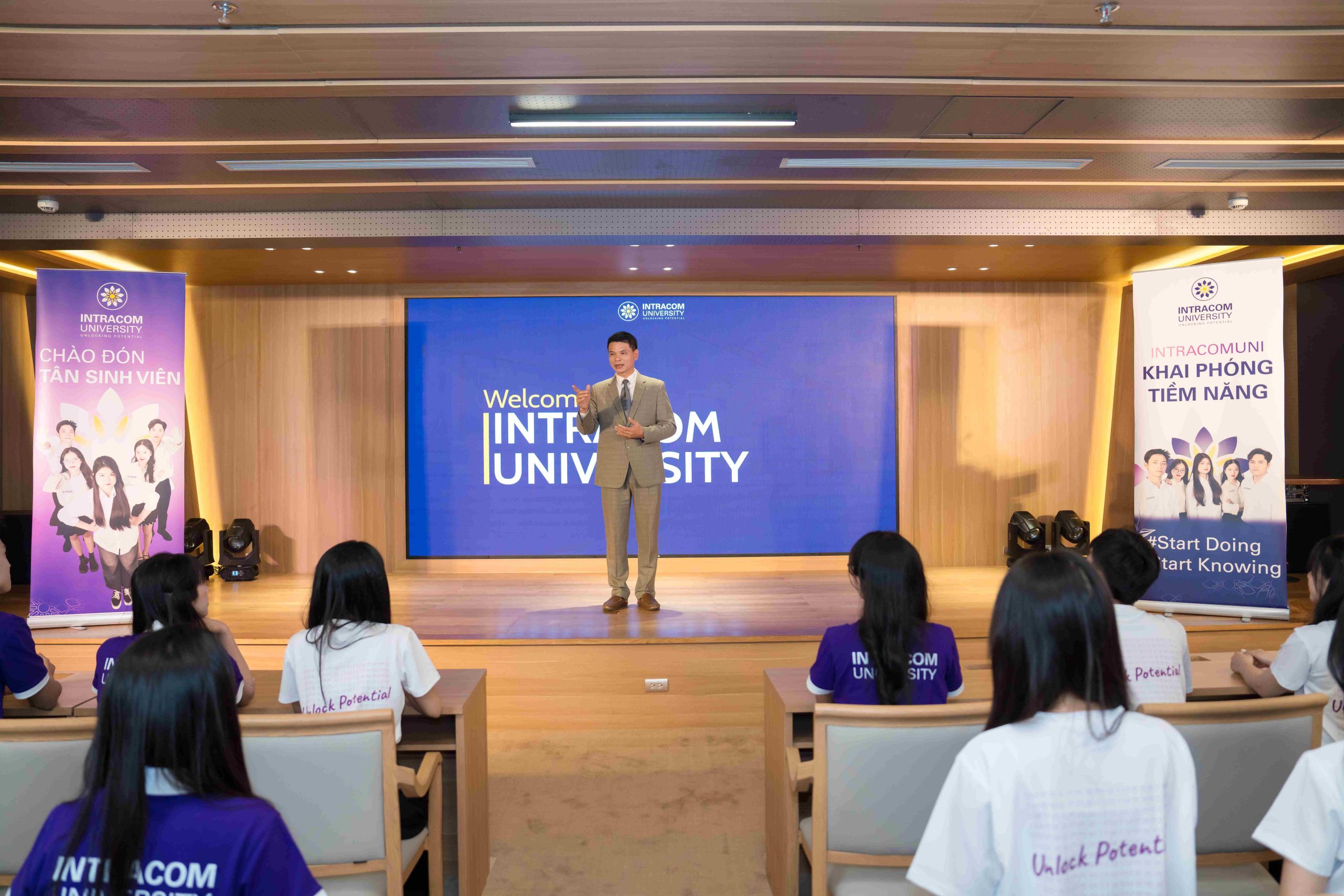 Lợi ích của việc học Đại học trong thời đại mới 2 DSC05451 11zon 1 scaled