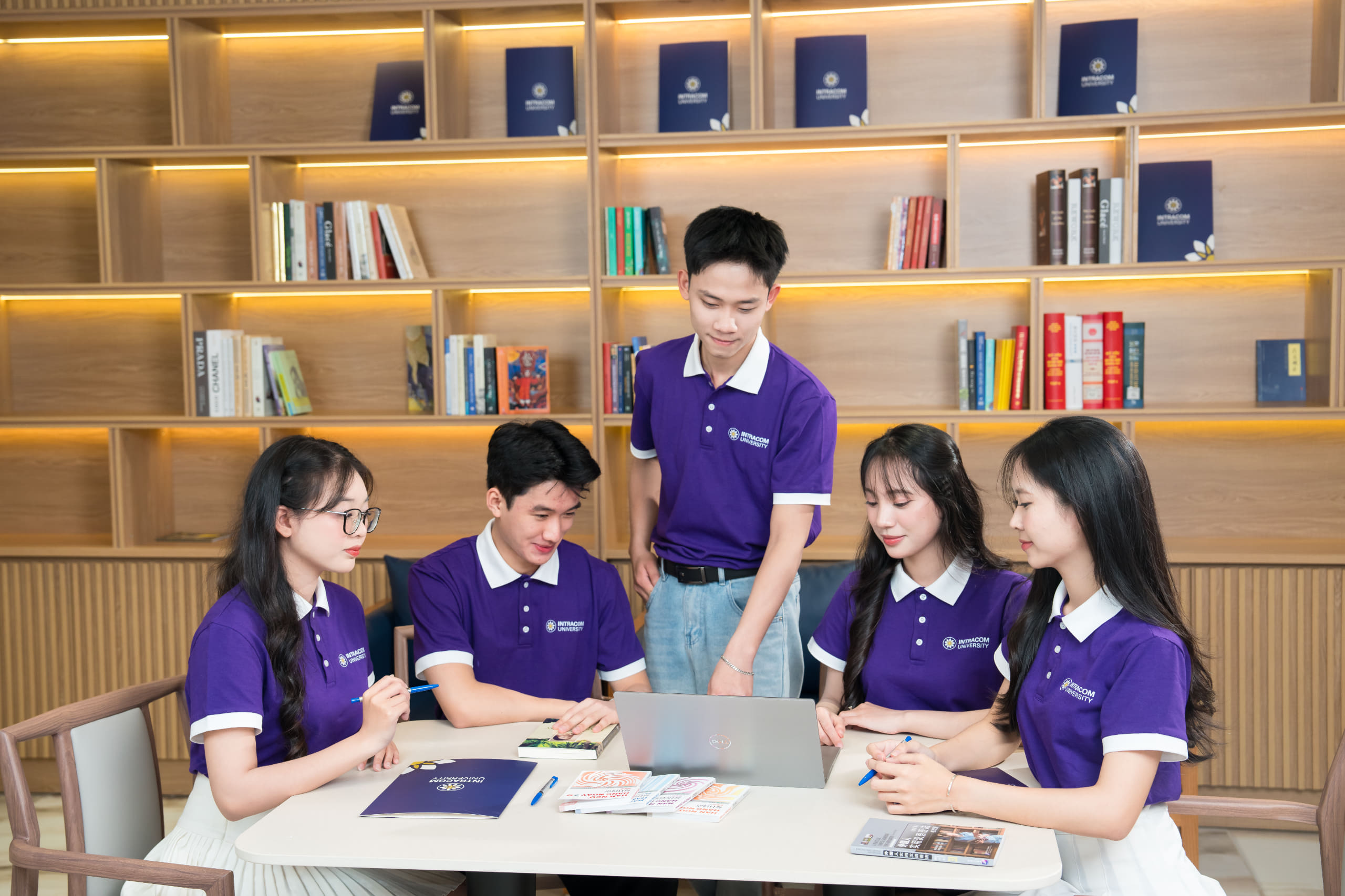 học bổng trách nhiệm xã hội “Vươn lên cùng Intracom”