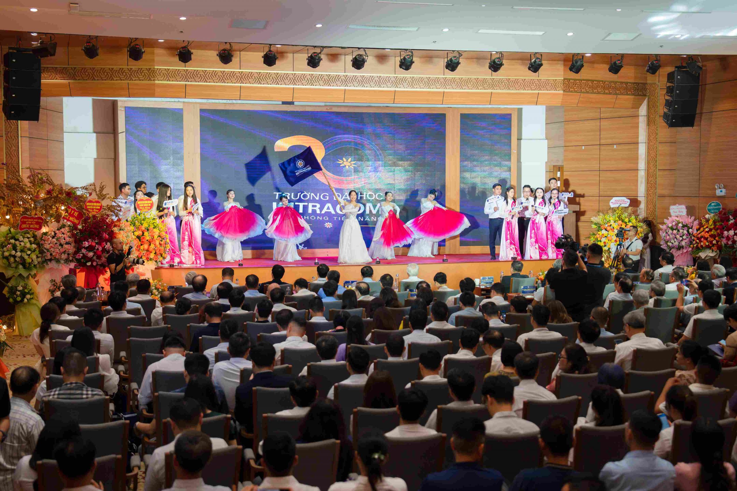 Toàn cảnh Lễ Kỷ niệm 20 năm thành lập: Trường Đại học Intracom chính thức bước vào kỷ nguyên mới 8 DSC04082 1 11zon scaled