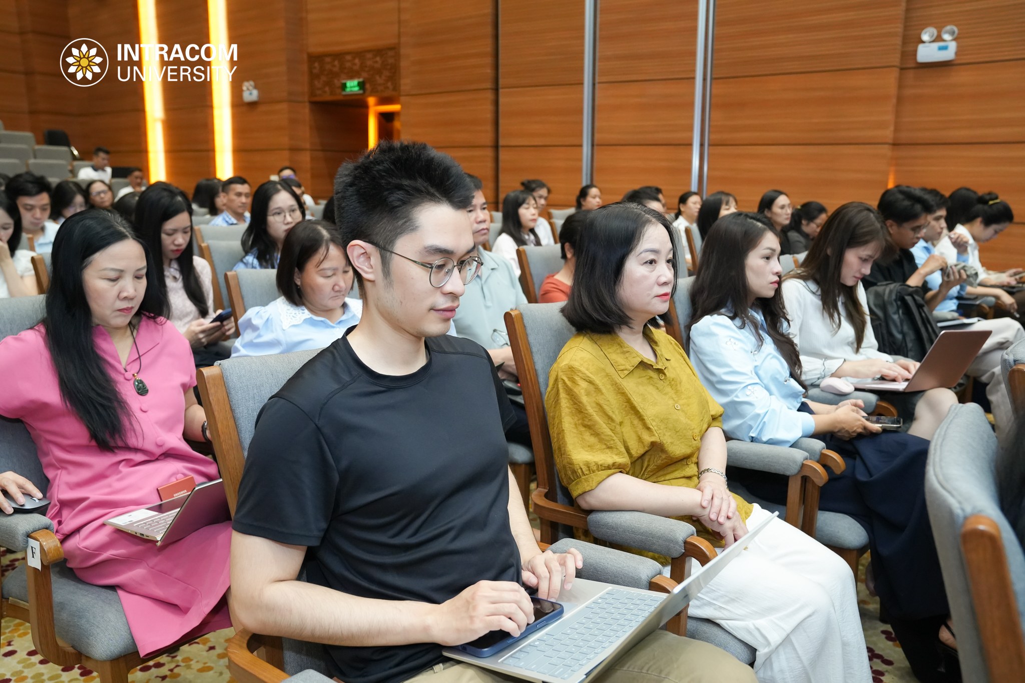 Trường Đại học Intracom tăng cường năng lực tuyển sinh, chủ động hỗ trợ thí sinh trong mùa xét tuyển 2026 18 Tap huan logo1 12 of 15 1