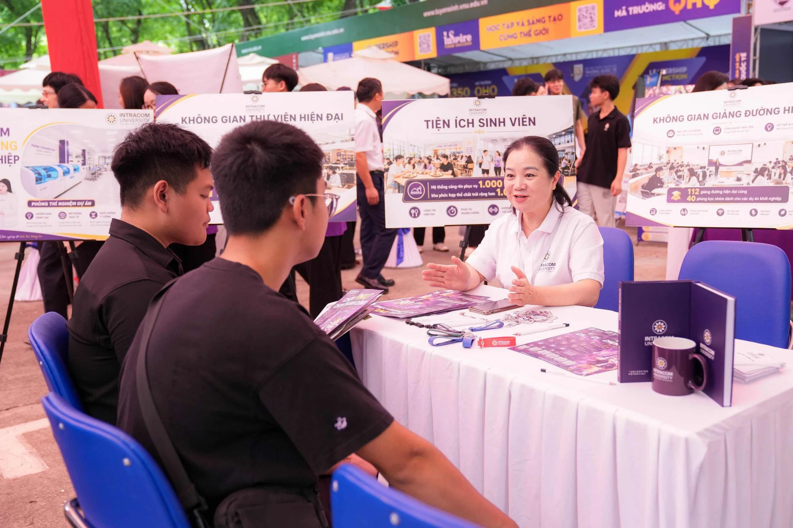Trường Đại học Intracom đồng hành cùng thí sinh tại Ngày hội Lựa chọn nguyện vọng xét tuyển đại học, cao đẳng năm 2026 18 DSC00372 11zon scaled 1