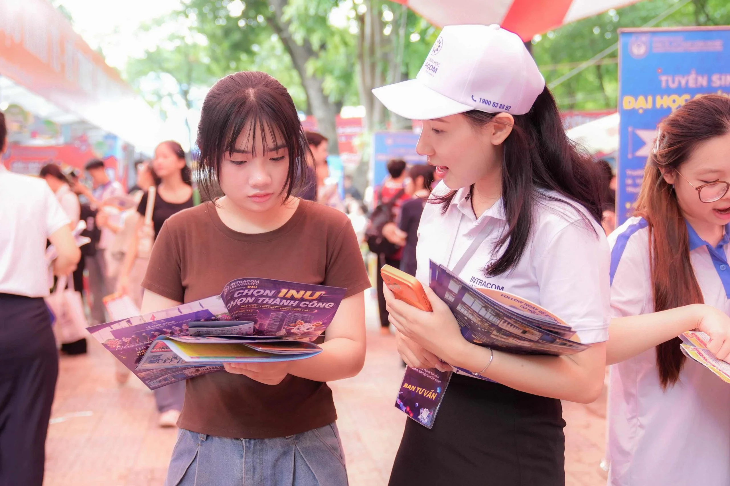 Trường Đại học Intracom đồng hành cùng thí sinh tại Ngày hội Lựa chọn nguyện vọng xét tuyển đại học, cao đẳng năm 2026 15 DSC00431 11zon scaled 1