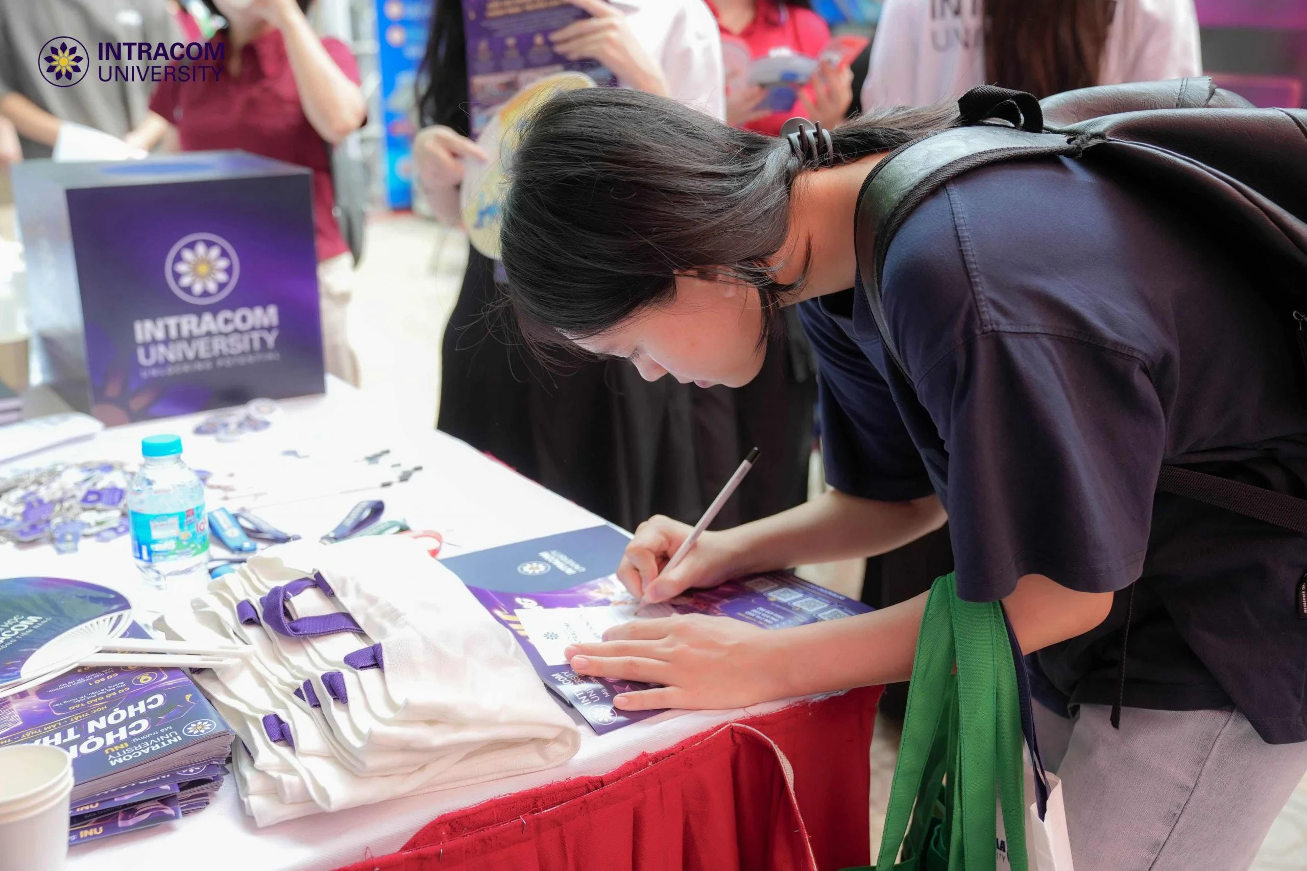 Trường Đại học Intracom đồng hành cùng thí sinh tại Ngày hội Lựa chọn nguyện vọng xét tuyển đại học, cao đẳng năm 2026 19 DSC00619 11zon scaled 1