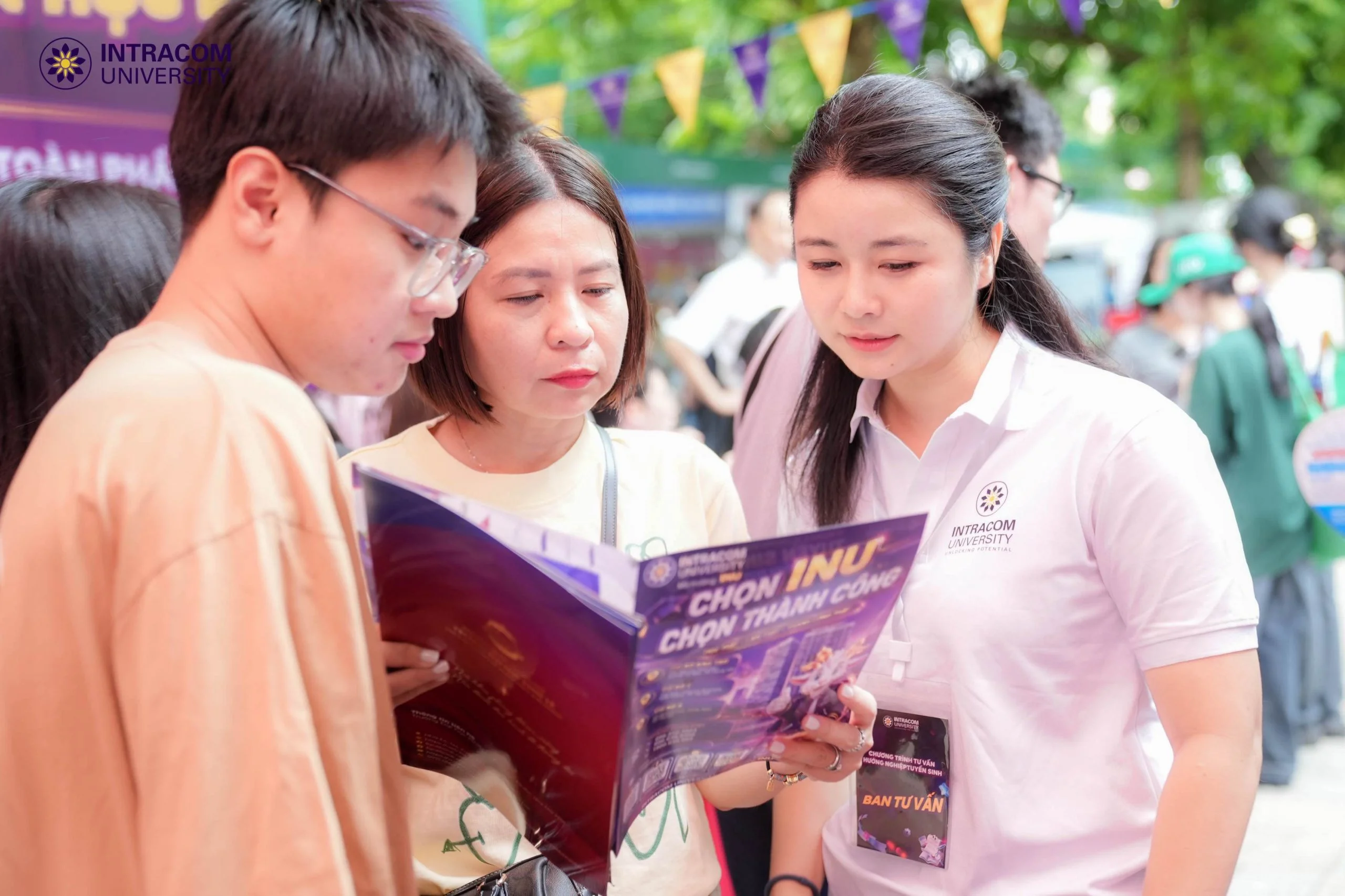 Trường Đại học Intracom đồng hành cùng thí sinh tại Ngày hội Lựa chọn nguyện vọng xét tuyển đại học, cao đẳng năm 2026 6 DSC00682 11zon scaled 1