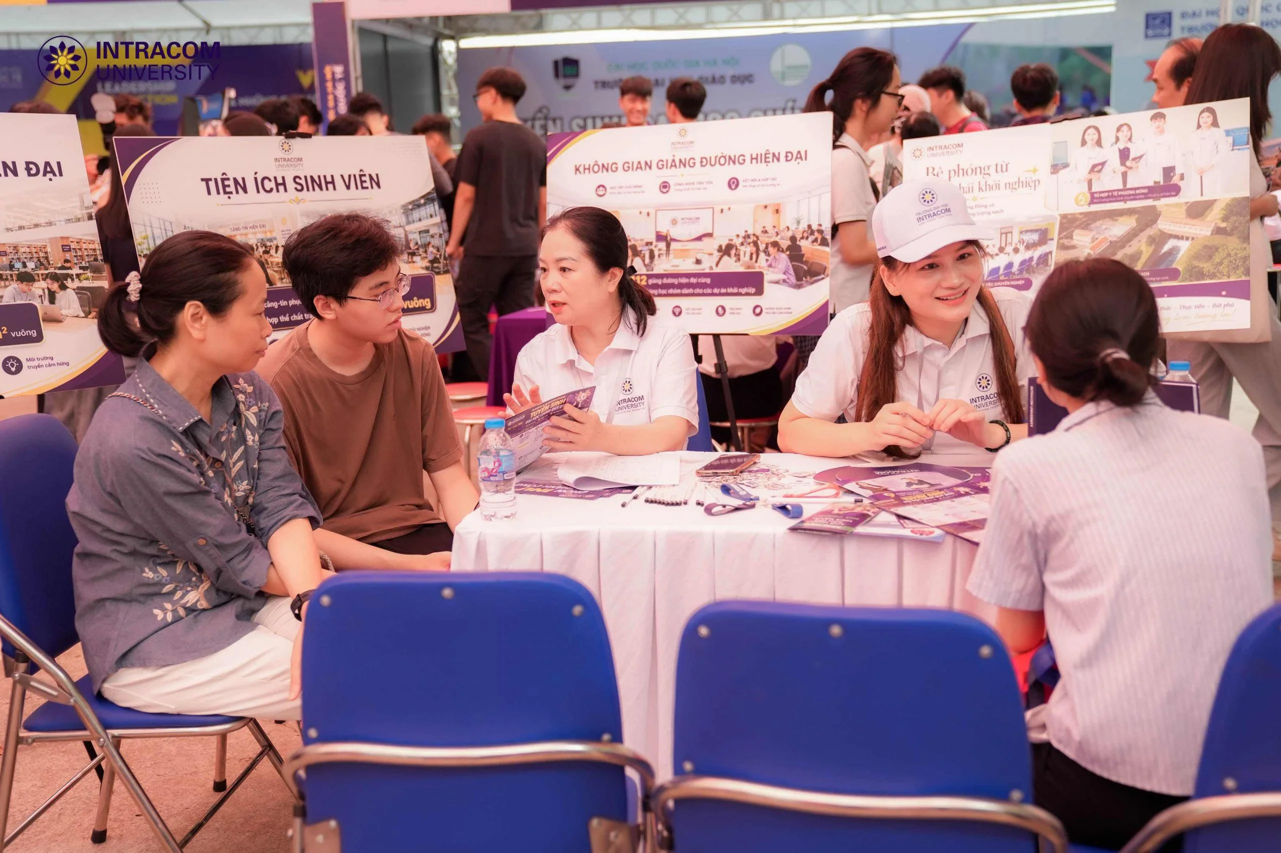 Trường Đại học Intracom đồng hành cùng thí sinh tại Ngày hội Lựa chọn nguyện vọng xét tuyển đại học, cao đẳng năm 2026 7 DSC00693 11zon scaled 1