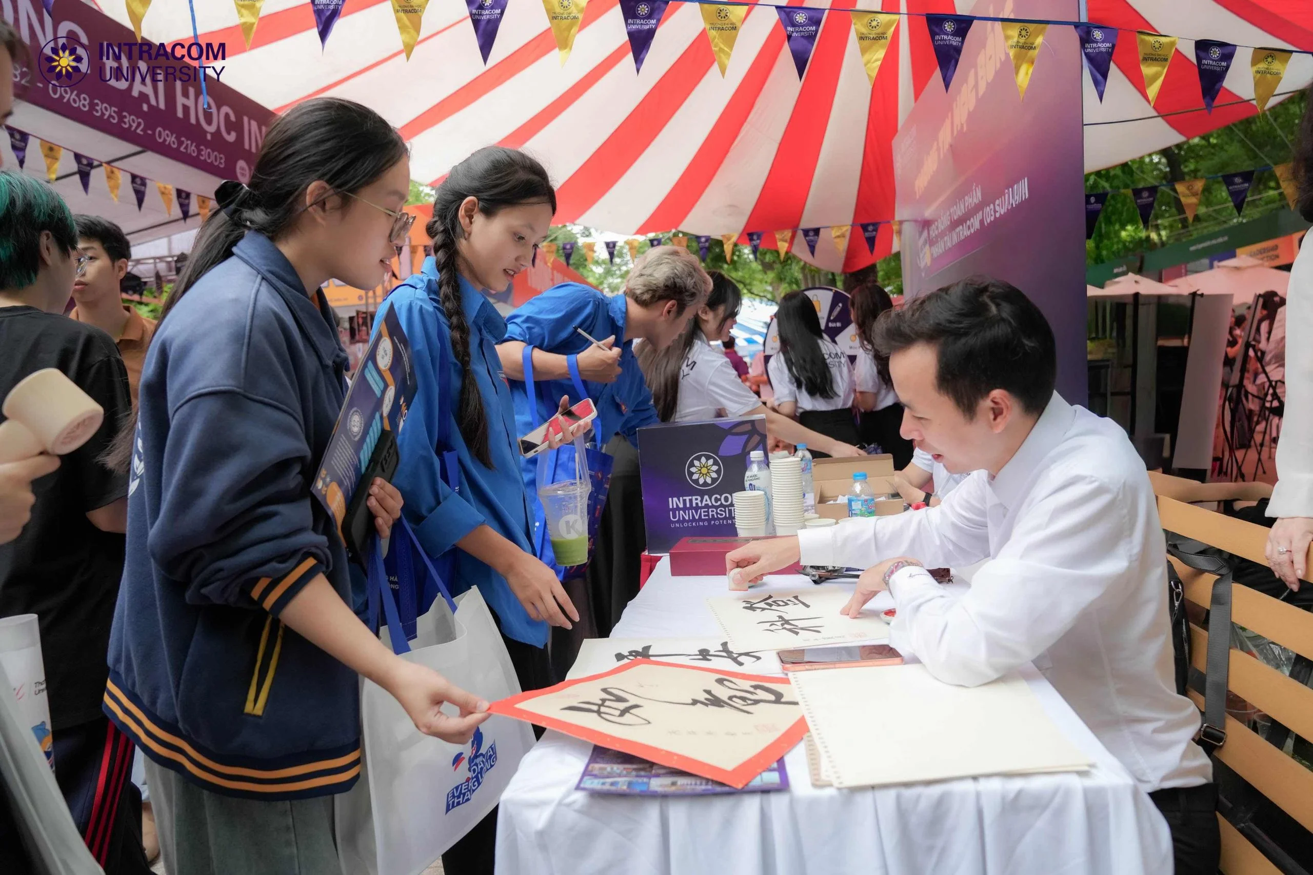 Trường Đại học Intracom đồng hành cùng thí sinh tại Ngày hội Lựa chọn nguyện vọng xét tuyển đại học, cao đẳng năm 2026 11 DSC00726 11zon scaled 1