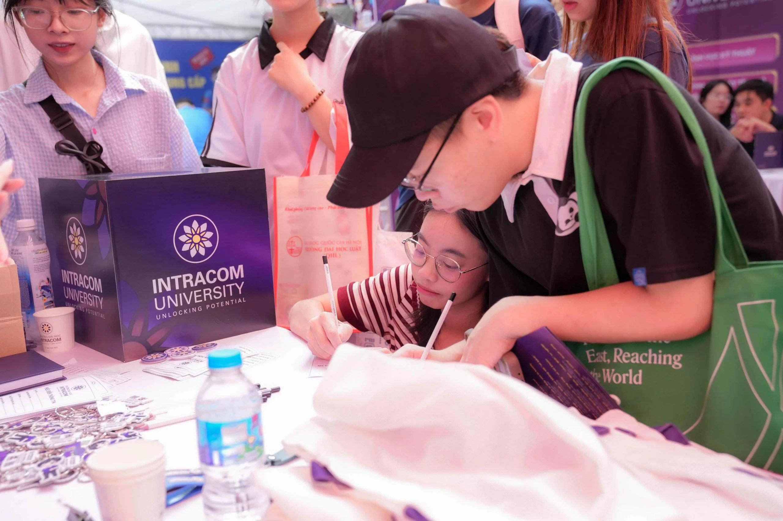 Trường Đại học Intracom đồng hành cùng thí sinh tại Ngày hội Lựa chọn nguyện vọng xét tuyển đại học, cao đẳng năm 2026 13 DSC00758 11zon scaled 1