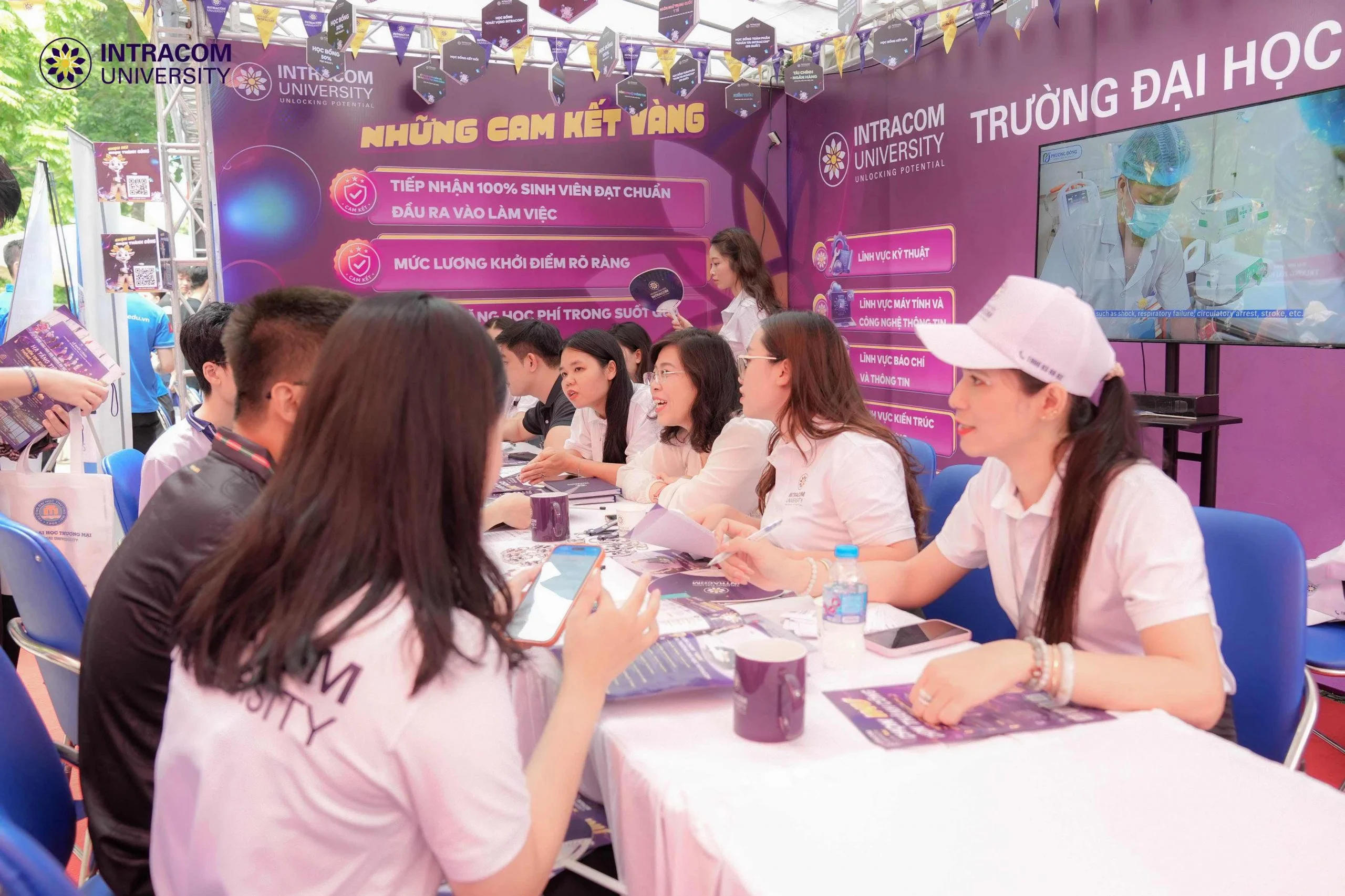 Trường Đại học Intracom đồng hành cùng thí sinh tại Ngày hội Lựa chọn nguyện vọng xét tuyển đại học, cao đẳng năm 2026 12 DSC00904 11zon scaled 1