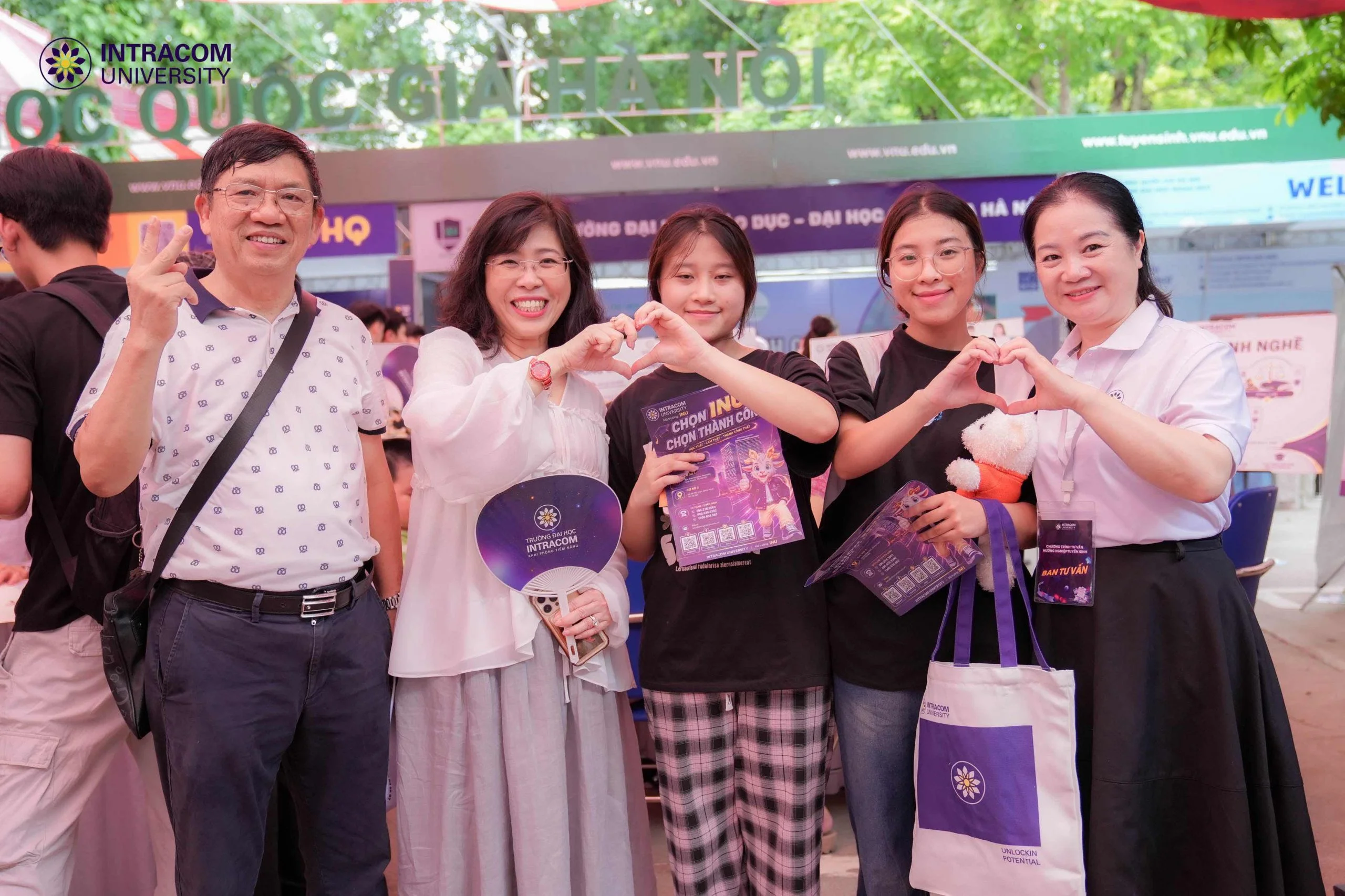 Trường Đại học Intracom đồng hành cùng thí sinh tại Ngày hội Lựa chọn nguyện vọng xét tuyển đại học, cao đẳng năm 2026 10 DSC00946 11zon scaled 1