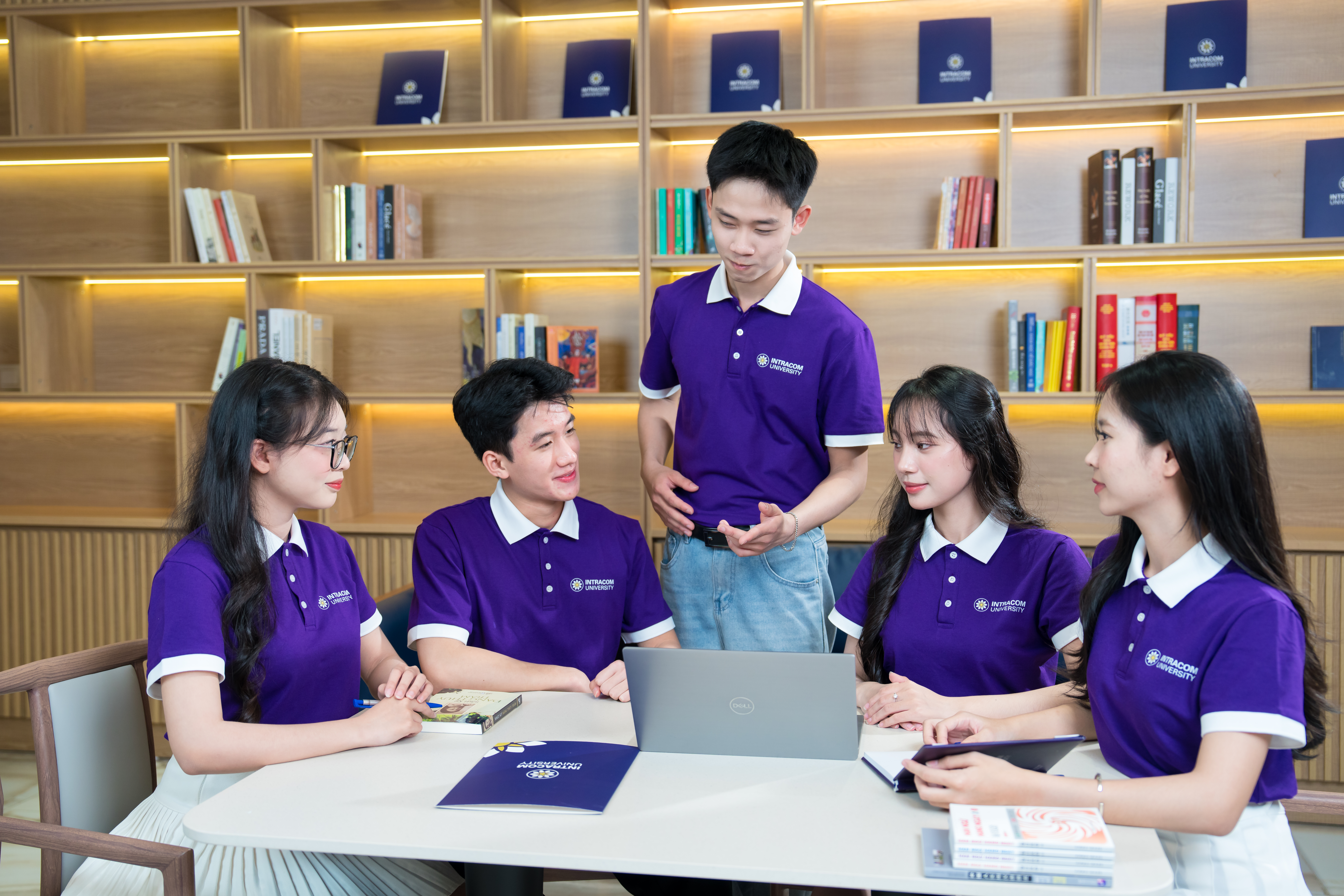 Ngành Quản trị kinh doanh tại Trường Đại học Intracom có lợi thế đào tạo ra sao?