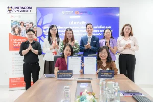 Lãnh đạo Trường Đại học Intracom và EMI LanguageCert thực hiện nghi thức ký kết hợp tác chiến lược