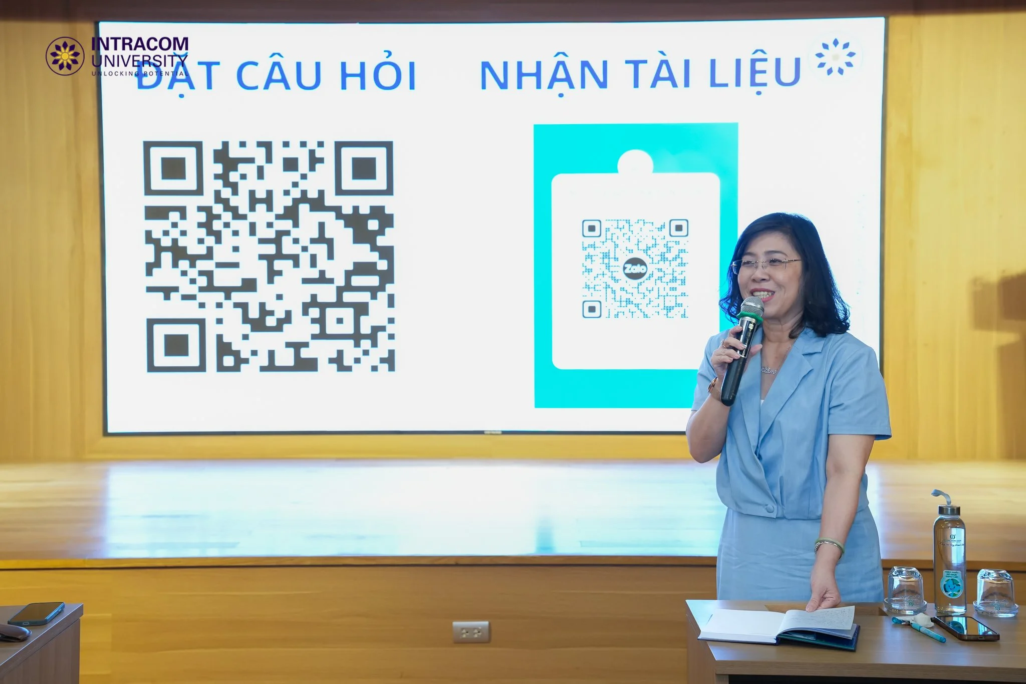 Trường Đại học Intracom phát động “Chương trình Đại sứ Truyền thông Tuyển sinh năm 2026” 4 TS. Trần Ái Cầm - Hiệu trưởng Nhà trường hướng dẫn khai thác tài liệu, quy trình hỗ trợ và các công cụ phục vụ công tác truyền thông - tuyển sinh