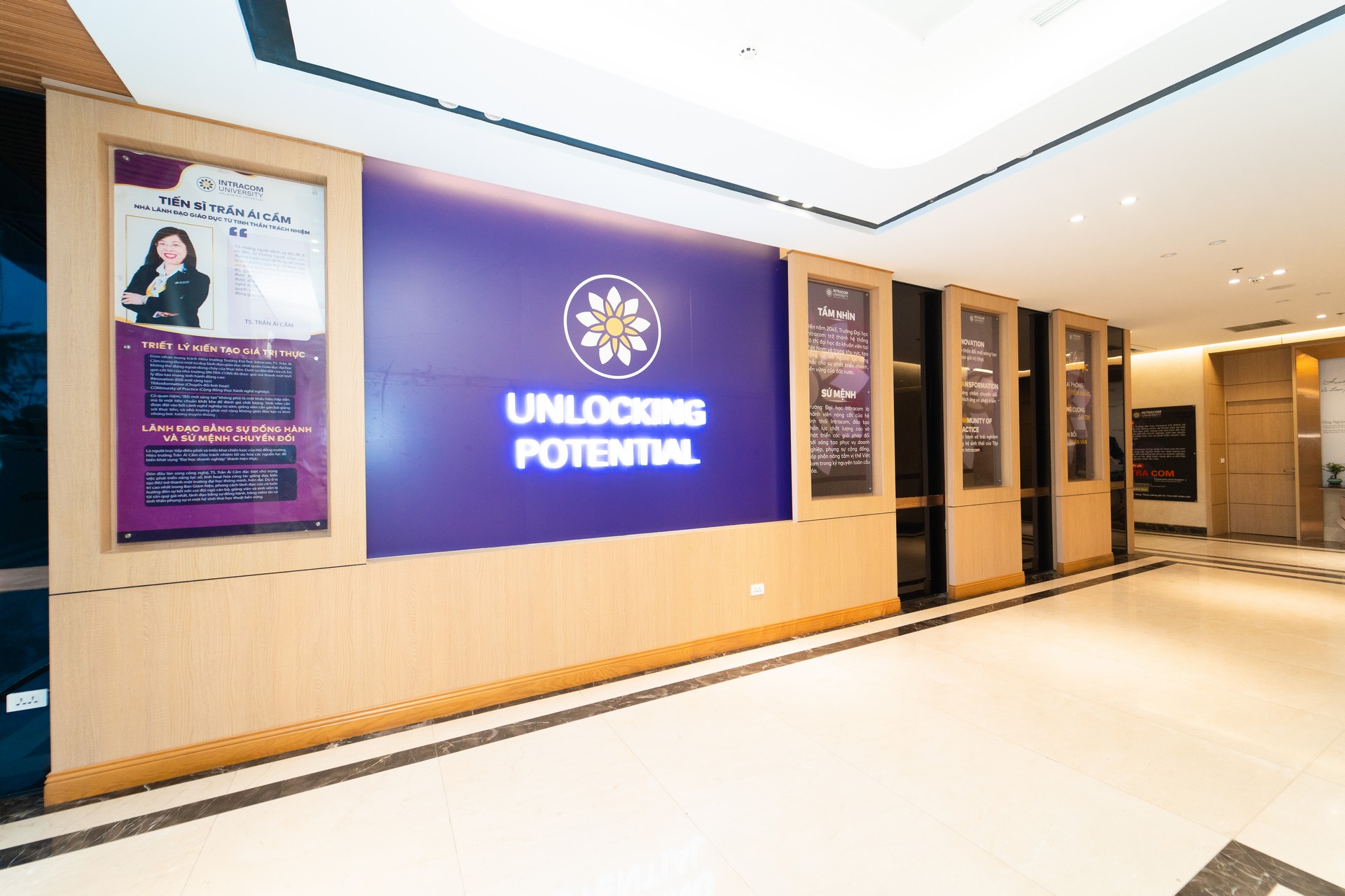 Sảnh tiếp đón trường đại học Intracom 2