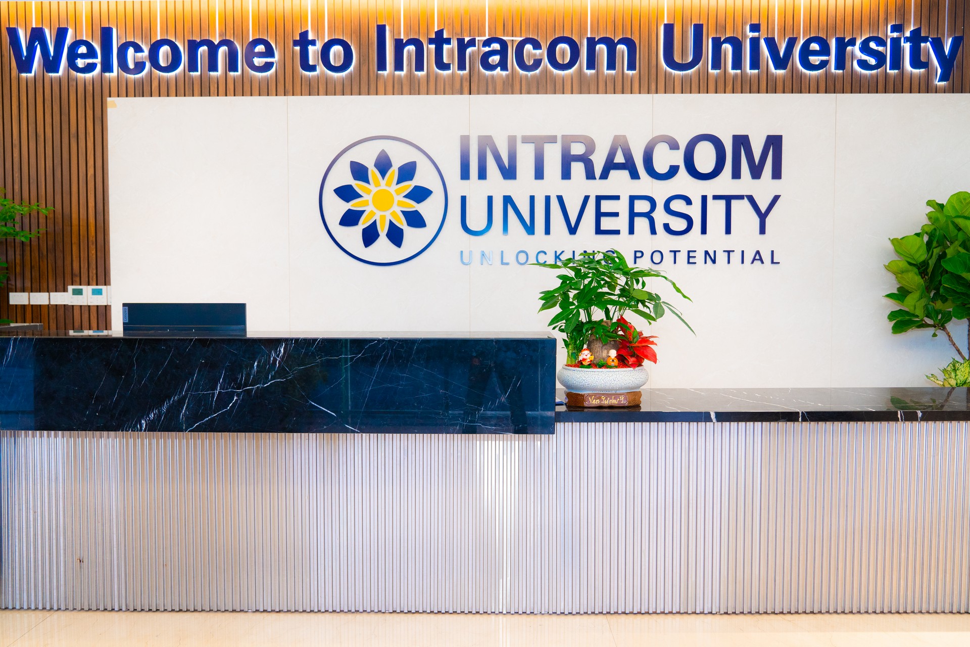 Sảnh tiếp đón trường đại học Intracom 8
