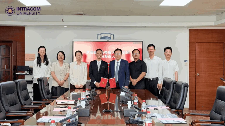 Đoàn công tác Trường Đại học Intracom và lãnh đạo Đại học Hải Nam chụp ảnh lưu niệm sau buổi làm việc, thống nhất nhiều định hướng hợp tác trong đào tạo và nghiên cứu khoa học 