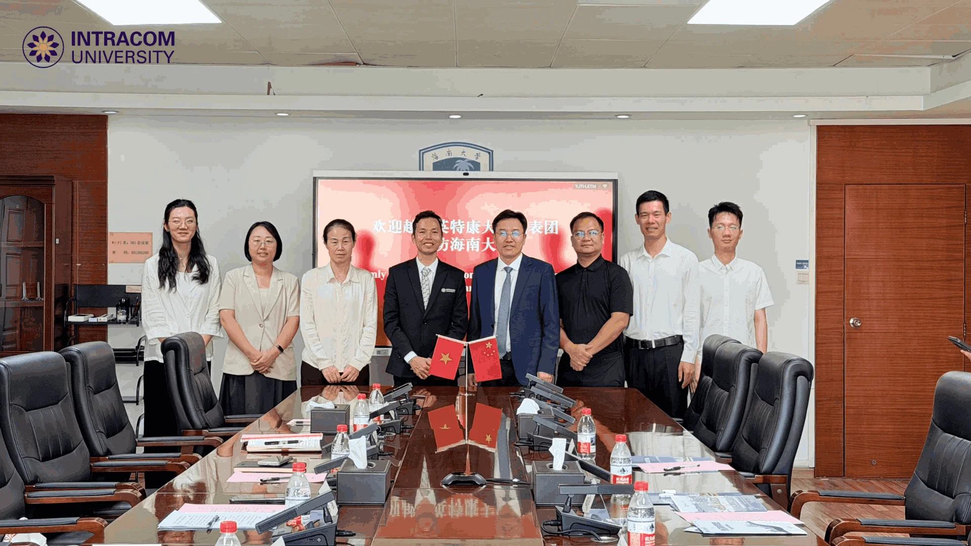 Đoàn công tác Trường Đại học Intracom và lãnh đạo Đại học Hải Nam chụp ảnh lưu niệm sau buổi làm việc, thống nhất nhiều định hướng hợp tác trong đào tạo và nghiên cứu khoa học 