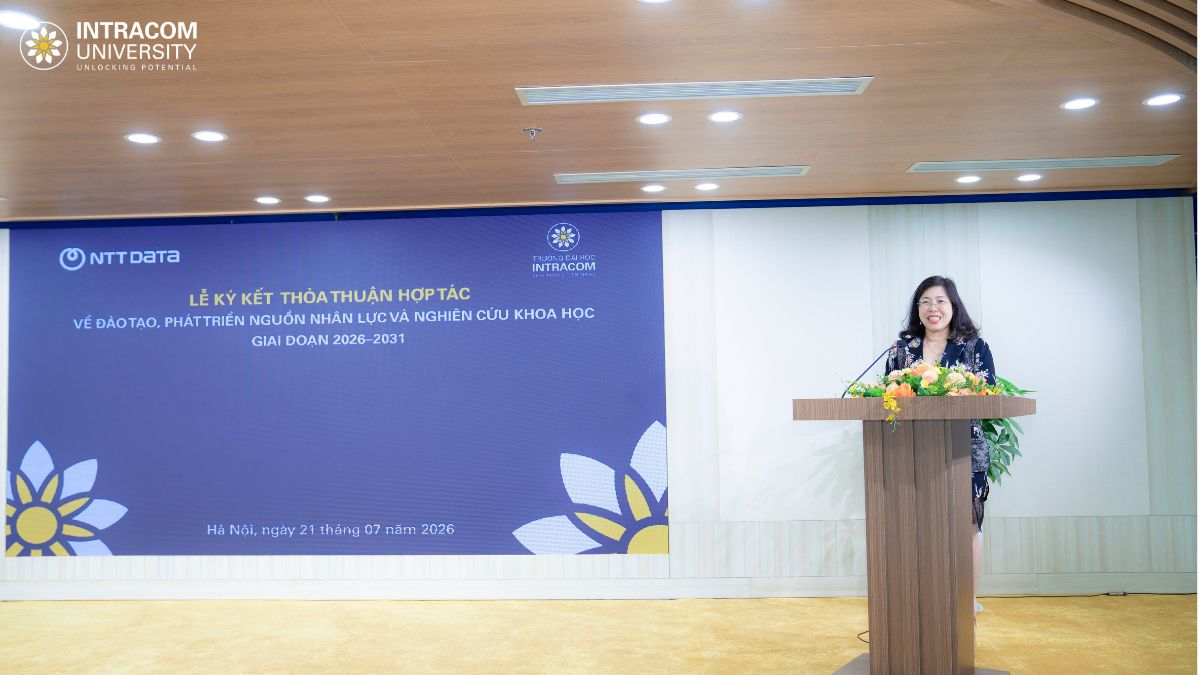 Trường Đại học Intracom Ký Kết Hợp Tác Chiến Lược Với NTT DATA VDS, Hướng Tới Phát Triển Nguồn Nhân Lực Chất Lượng Cao Và Chuyển Giao Công Nghệ 2 TS. Trần Ái Cầm – Hiệu trưởng Trường Đại học Intracom phát biểu chỉ đạo và nhấn mạnh định hướng hợp tác chiến lược tại Lễ ký kết thỏa thuận giai đoạn 2026 – 2031