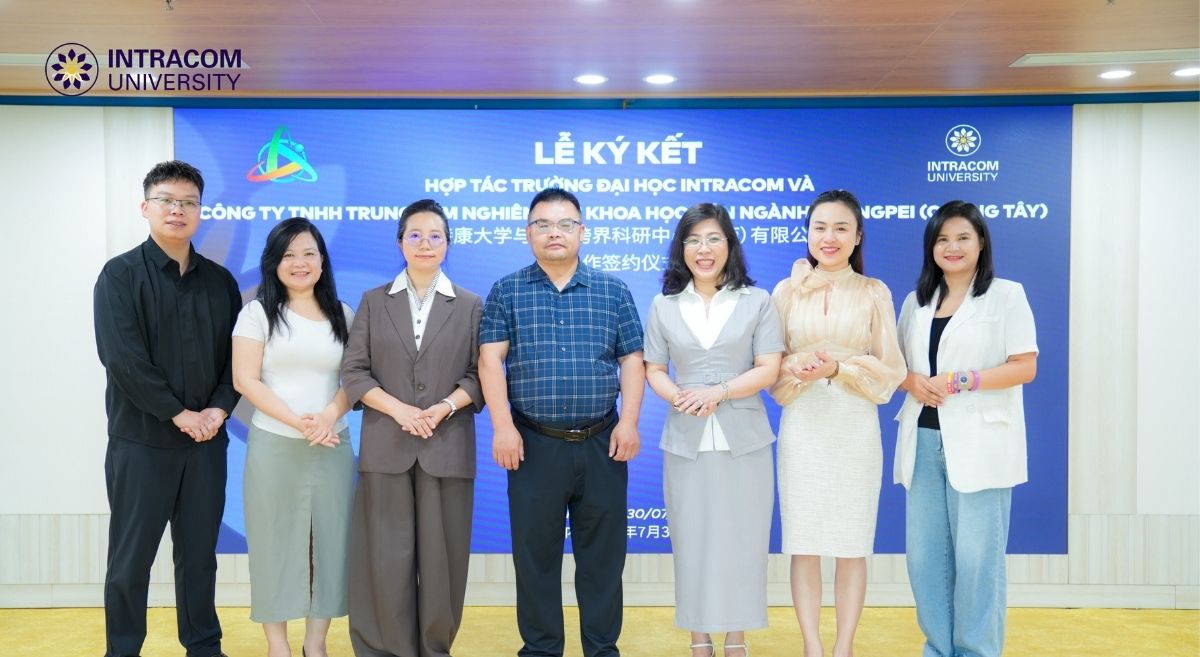 Trường Đại học Intracom hợp tác với Trung tâm Nghiên cứu khoa học Liên ngành Zhongpei (Quảng Tây): Mở rộng hệ sinh thái đào tạo tiếng Trung và phát triển nguồn nhân lực quốc tế 2 Đại diện Lãnh đạo Trường Đại học Intracom và Công ty TNHH Trung tâm Nghiên cứu Khoa học Liên ngành Zhongpei (Quảng Tây) chụp ảnh lưu niệm tại lễ ký kết