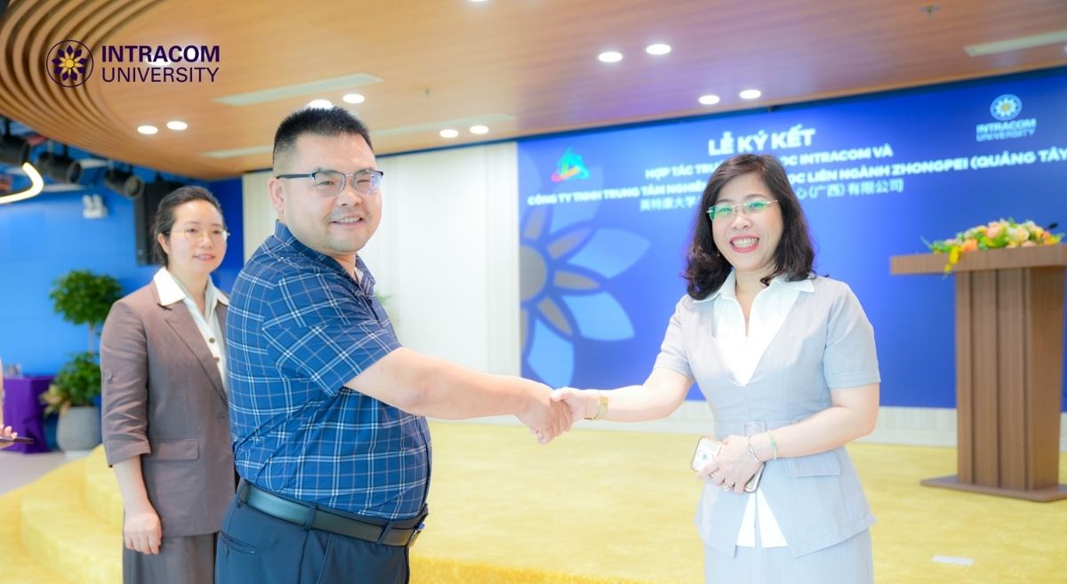 Trường Đại học Intracom hợp tác với Trung tâm Nghiên cứu khoa học Liên ngành Zhongpei (Quảng Tây): Mở rộng hệ sinh thái đào tạo tiếng Trung và phát triển nguồn nhân lực quốc tế 3 Trần Ái Cầm - Hiệu trưởng Trường Đại học Intracom bắt tay hợp tác cùng Đại diện Công ty TNHH Trung tâm Nghiên cứu Khoa học Liên ngành Zhongpei (Quảng Tây)