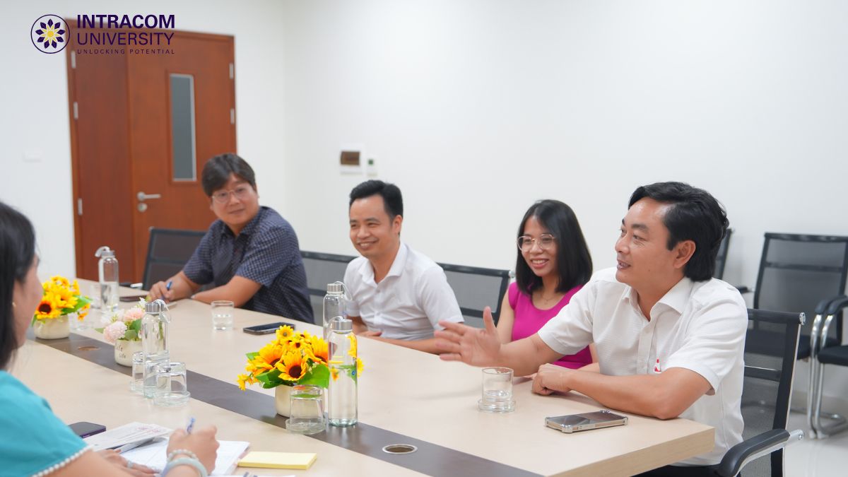 Trường Đại Học Intracom Và Trường Cao Đẳng Bách Khoa Sài Gòn Đẩy Mạnh Hợp Tác Chiến Lược Trong Đào Tạo, Phát Triển Nguồn Nhân Lực Và Hội Nhập Quốc Tế 4 Về phía Trường Cao đẳng Bách khoa Sài Gòn (BKSG) có sự tham dự của Ban Ban Giám hiệu cùng đại diện lãnh đạo các đơn vị đào tạo, hợp tác doanh nghiệp và tuyển sinh của nhà trường.