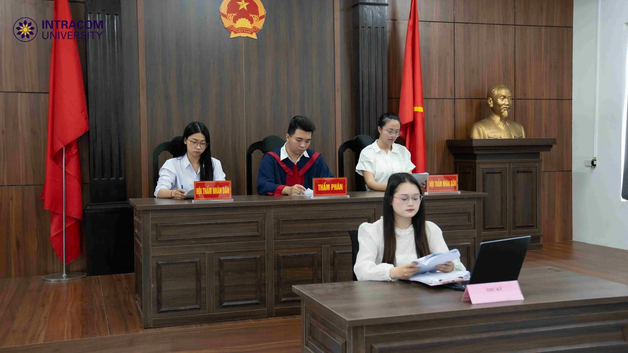 ngành luật kinh tế tại intracom