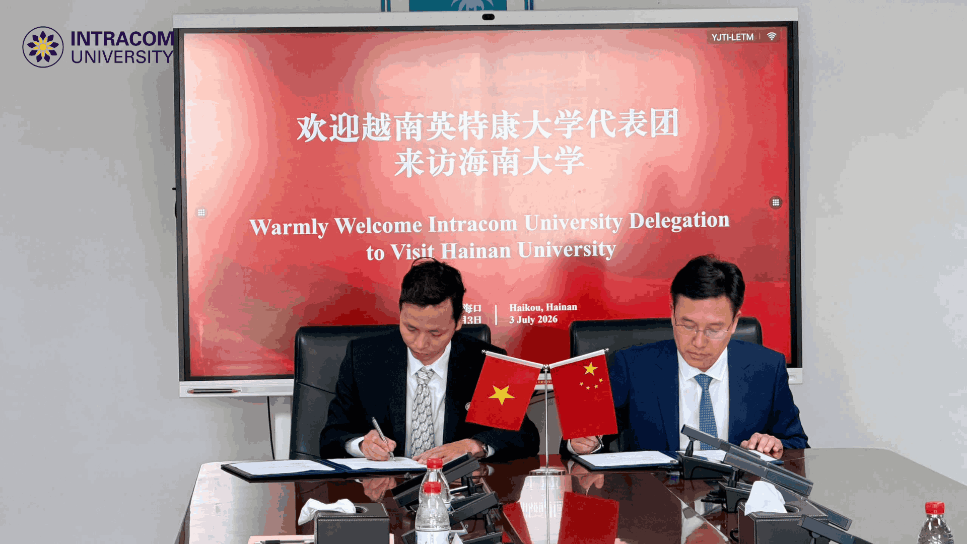 Đại diện Trường Đại học Intracom và Đại học Hải Nam thực hiện nghi thức ký kết Biên bản ghi nhớ hợp tác (MOU), mở ra giai đoạn hợp tác mới giữa hai trường 