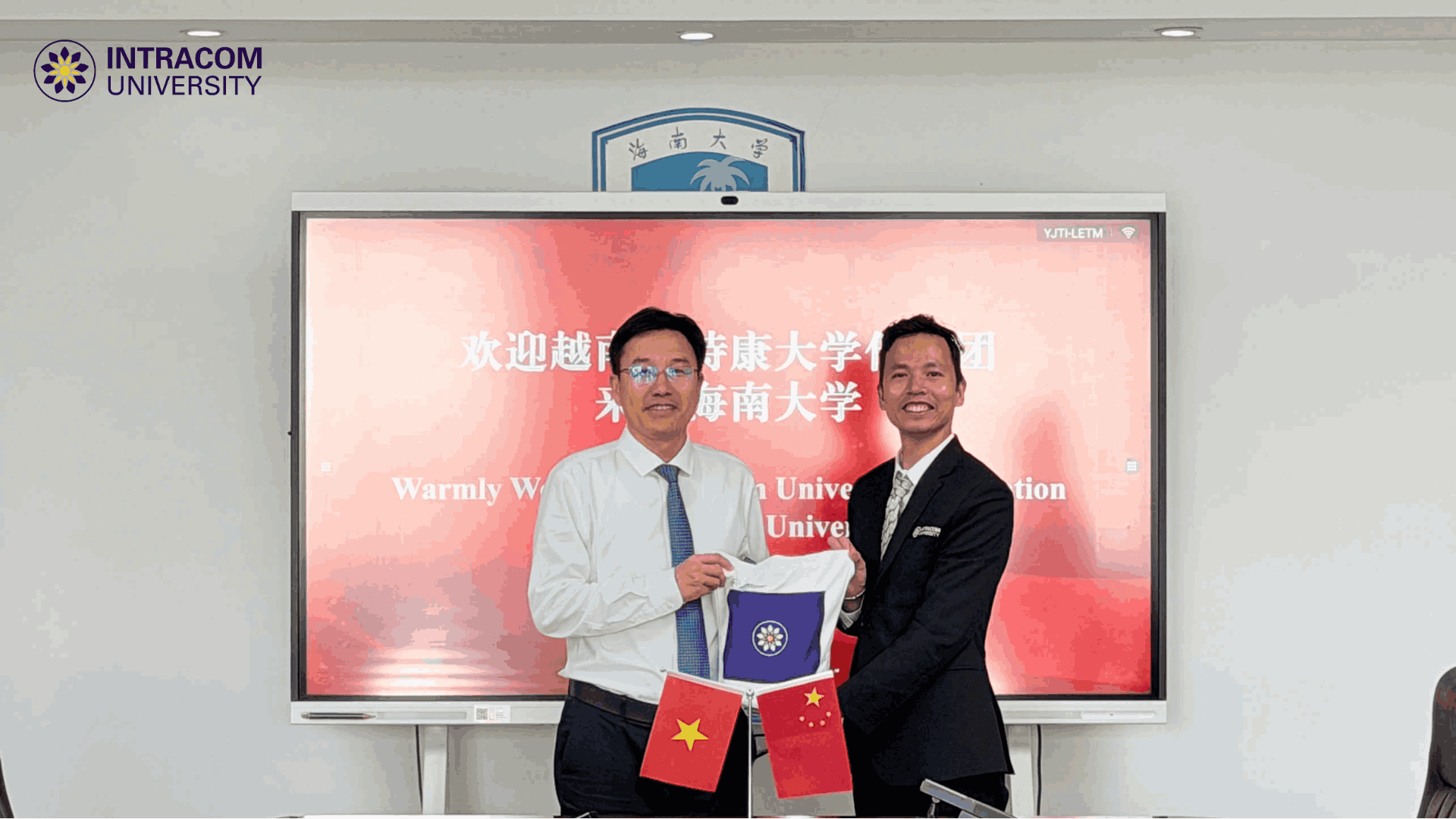 Đại diện Trường Đại học Intracom và Đại học Hải Nam trao tặng quà lưu niệm, thể hiện tinh thần hợp tác, hữu nghị và cam kết đồng hành lâu dài giữa hai đơn vị 