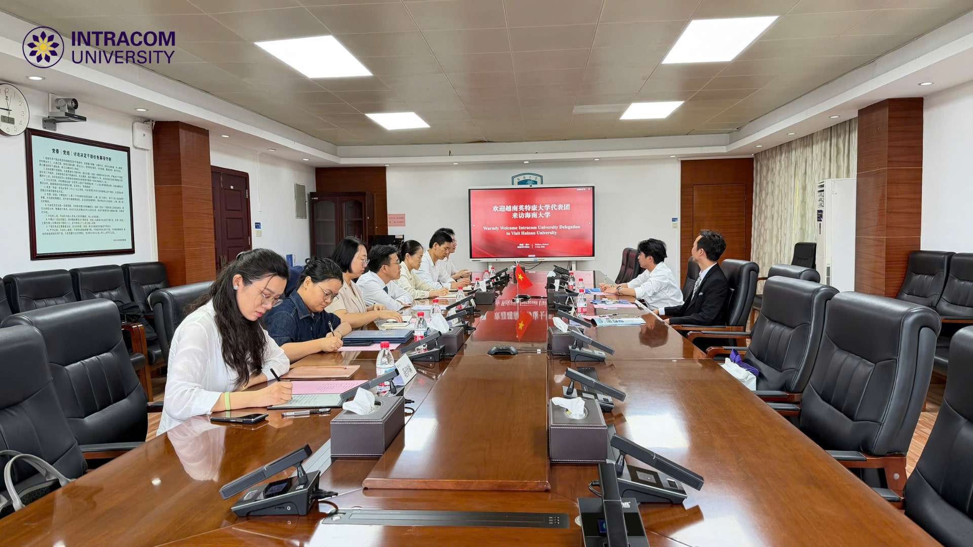 Toàn cảnh buổi làm việc giữa đoàn công tác Trường Đại học Intracom và Đại học Hải Nam (Trung Quốc)