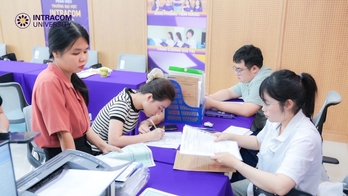 Chọn Trường Cho Con: Đừng Chỉ Nhìn Vào Điểm Chuẩn