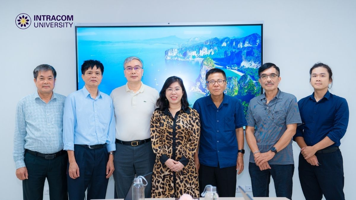 Đại diện Trường Đại học Intracom và Khoa Kiến trúc – Xây dựng cùng chụp ảnh lưu niệm, đánh dấu buổi rà soát và đổi mới chương trình đào tạo theo hướng hiện đại, thực tiễn và bám sát chuẩn mới