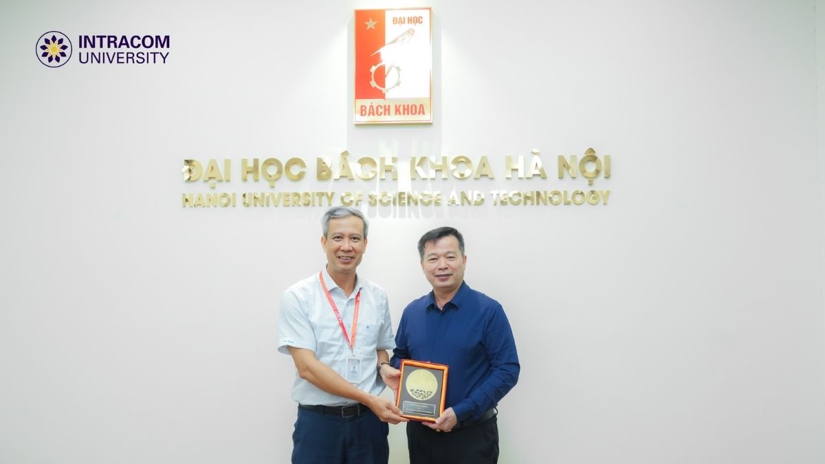 Chủ tịch HĐQT Intracom Group Nguyễn Thanh Việt và GS.TS. Lê Anh Tuấn – Giám đốc HUST trao quà lưu niệm sau buổi làm việc 