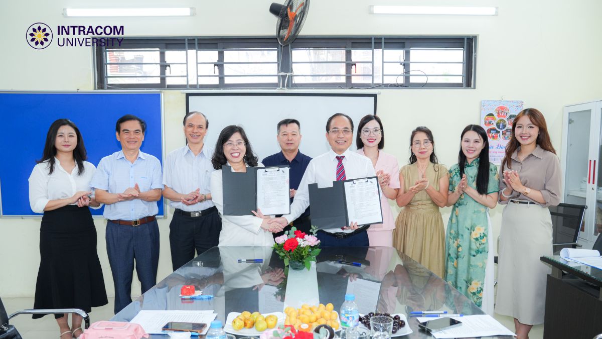 Đại diện Trường Đại học Intracom và Hệ thống Giáo dục Đào Duy Từ thực hiện ký kết thỏa thuận hợp tác, đánh dấu bước tiến mới trong mối quan hệ đồng hành giữa hai đơn vị