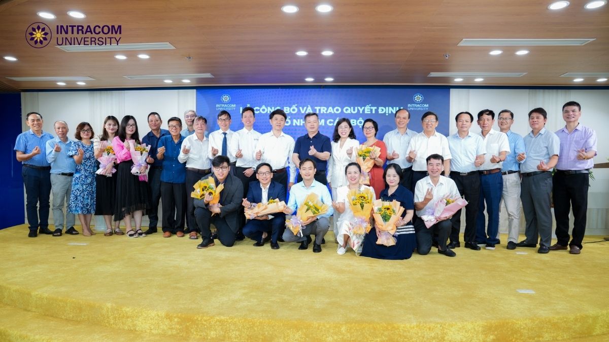 Ban Giám hiệu chụp ảnh lưu niệm cùng tập thể cán bộ, giảng viên được bổ nhiệm, thể hiện quyết tâm đưa Intracom gặt hái nhiều thắng lợi mới