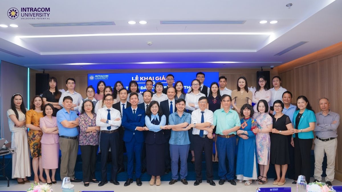 Trường Đại Học Intracom Khai Giảng Chương Trình Đào Tạo Trình Độ Thạc Sĩ Năm Học 2025–2026 15 Ban Giám hiệu, quý thầy cô cùng toàn thể tân học viên Khóa 06 chụp ảnh lưu niệm, đánh dấu sự khởi đầu cho hành trình học tập và nghiên cứu mới