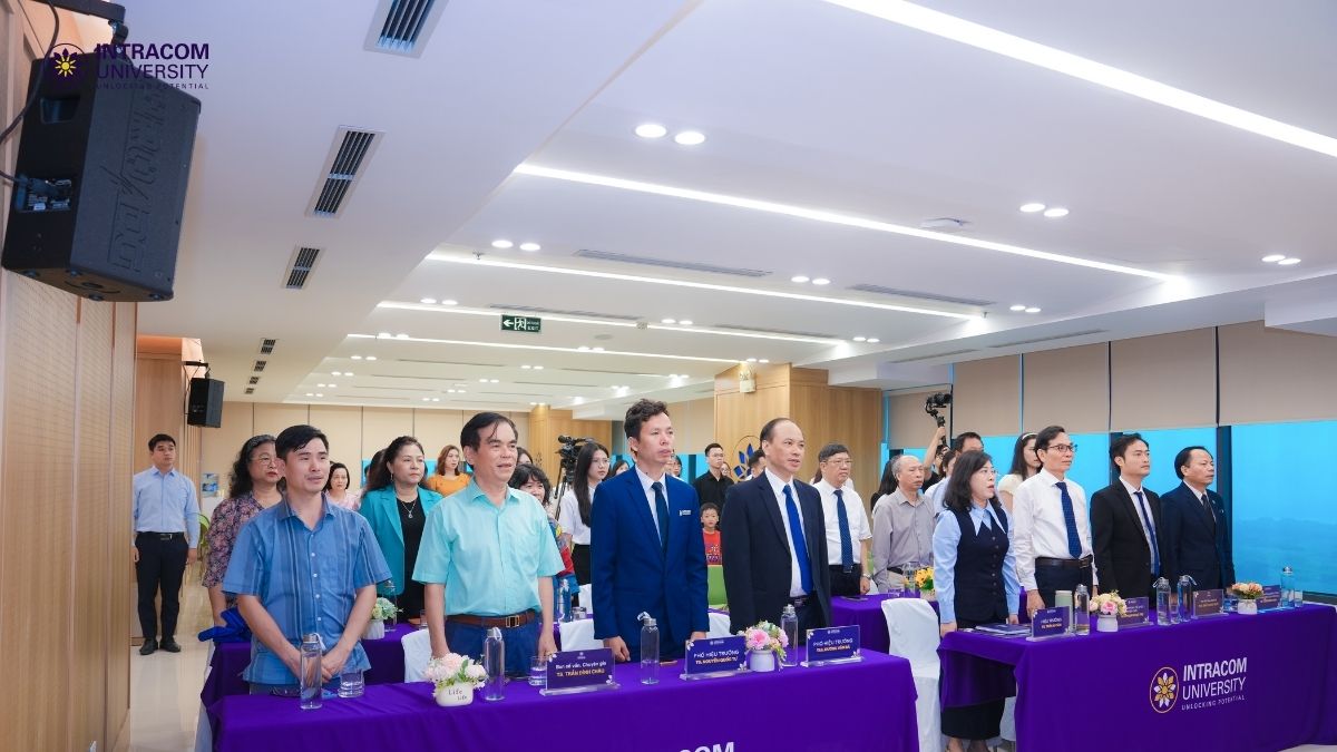 Trường Đại Học Intracom Khai Giảng Chương Trình Đào Tạo Trình Độ Thạc Sĩ Năm Học 2025–2026 4 Nghi thức chào cờ tại Lễ khai giảng Chương trình đào tạo trình độ Thạc sĩ năm học 2025–2026, Trường Đại học Intracom