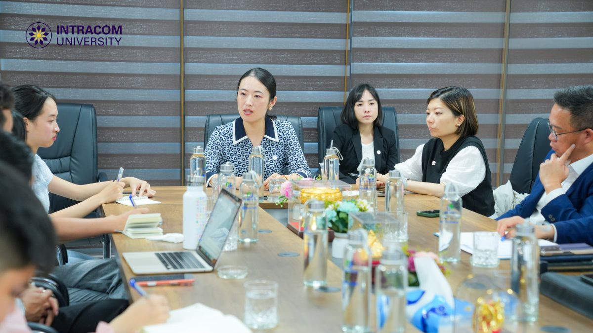 Đại diện hai bên cùng thảo luận về định hướng hợp tác đào tạo, nghiên cứu khoa học và kết nối học thuật.