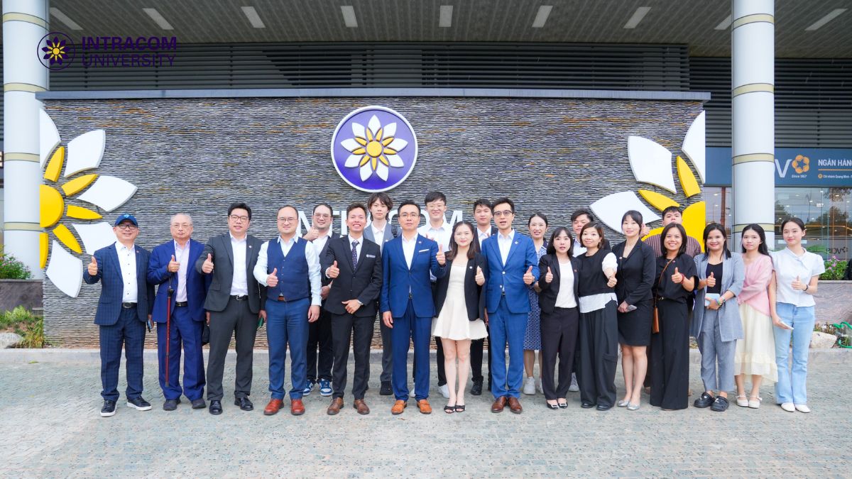 Đoàn công tác Macao Doctoral Think Tank chụp ảnh lưu niệm cùng đại diện Lãnh đạo Trường Đại học Intracom, đánh dấu bước tiến quan trọng trong quan hệ hợp tác giữa hai đơn vị