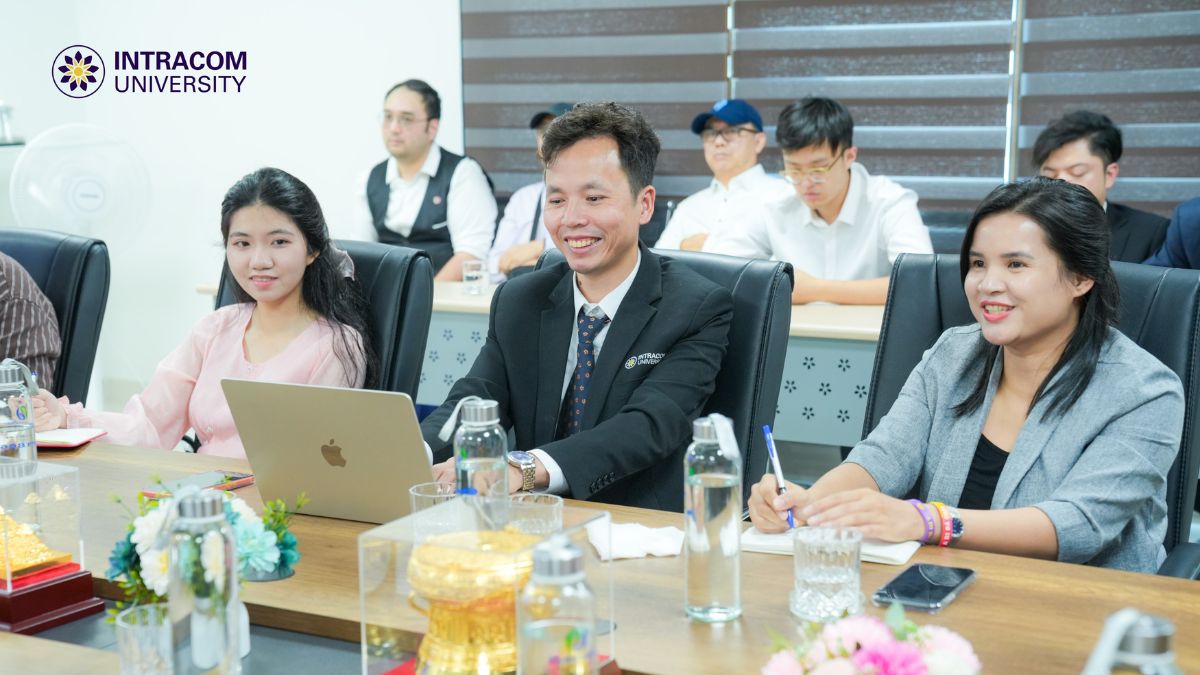 Đại diện phía Trường Đại học Intracom