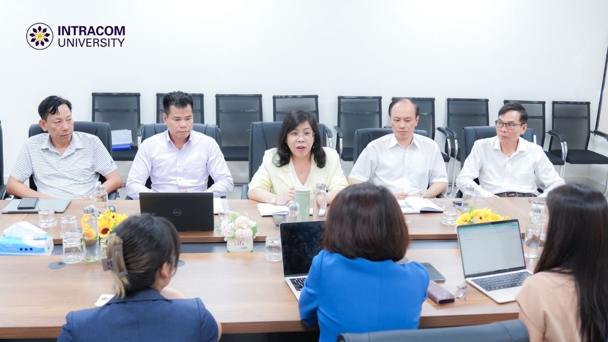 Đại diện phía Trường Đại học Intracom