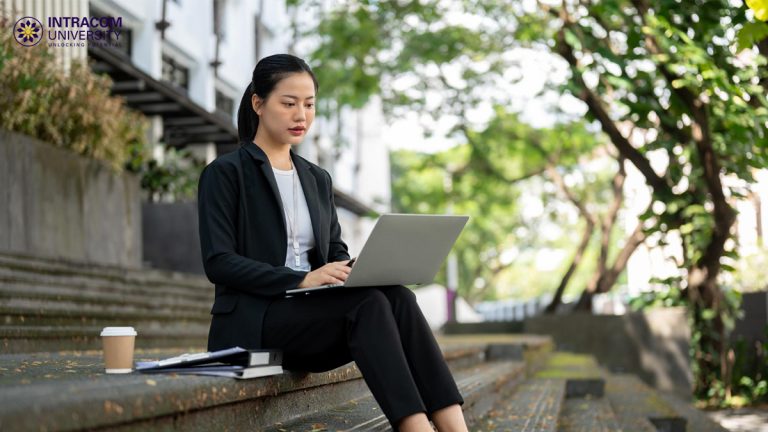 Vừa học Thạc sĩ vừa đi làm có khả thi không? Kinh nghiệm cân bằng